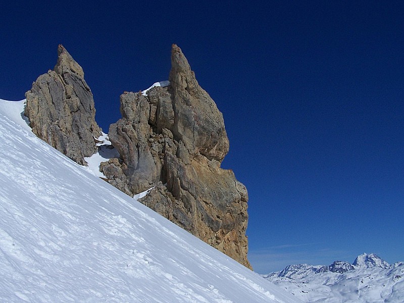 Grand Perron des Encombres : Belle aiguille de cargneule (rocher 2580) et la Grande Casse derrière.