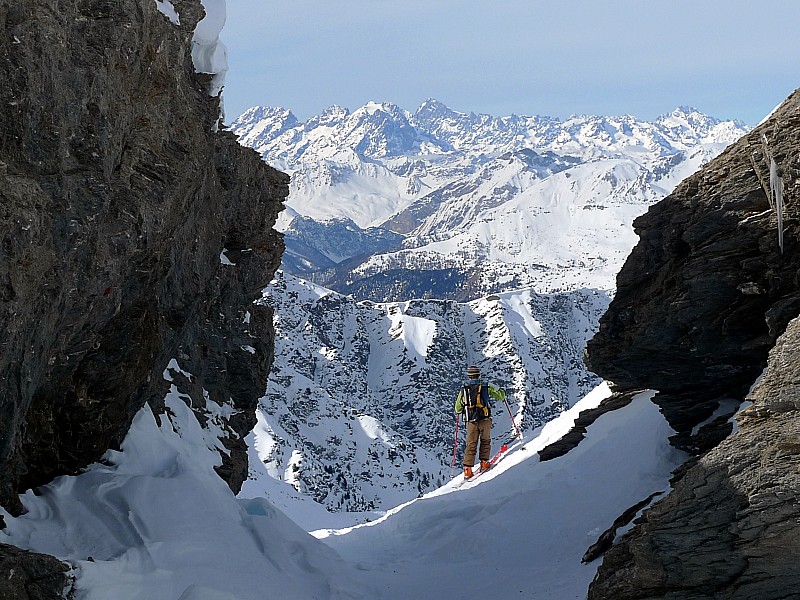 Porte d'entrée de la Face N : au fond, les Ecrins