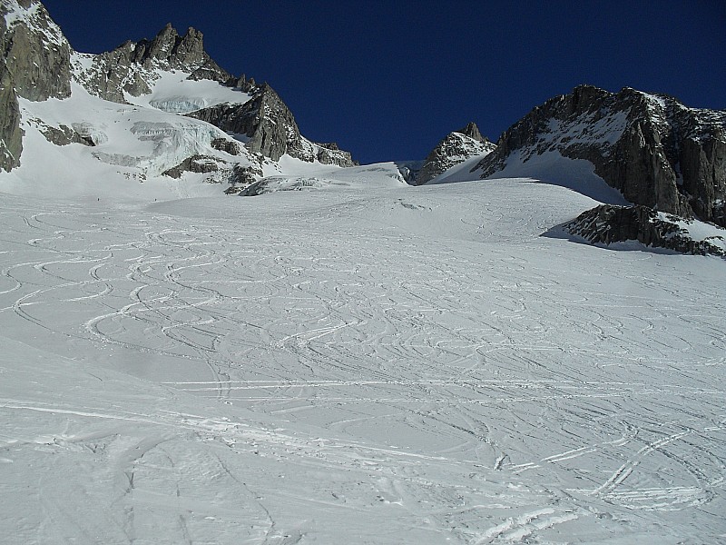 Descente : La deuxième partie est plus physique et difficile à skier avec des skis légers.