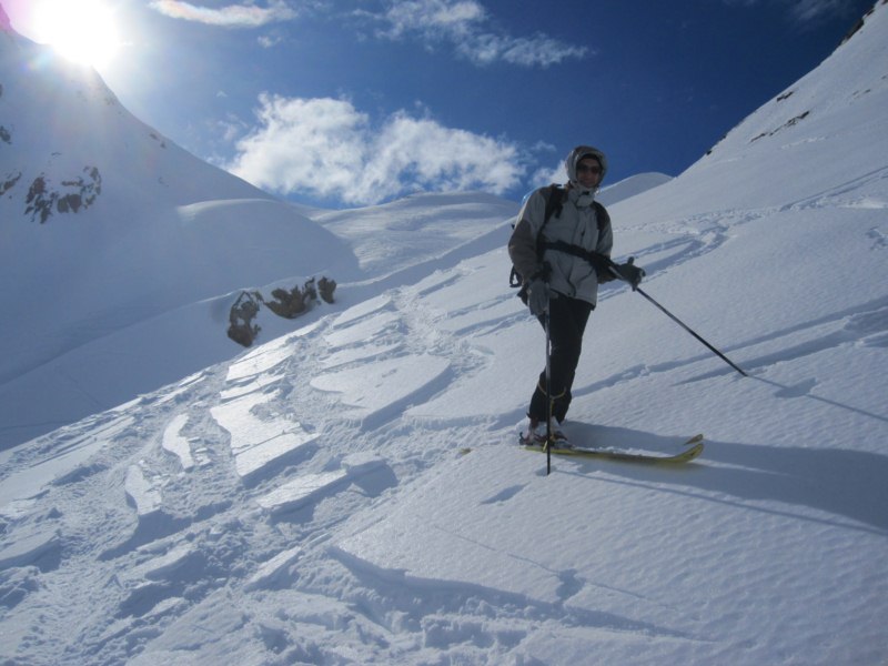 Descente sous le col : La neige est bien skiable dans certaines portions