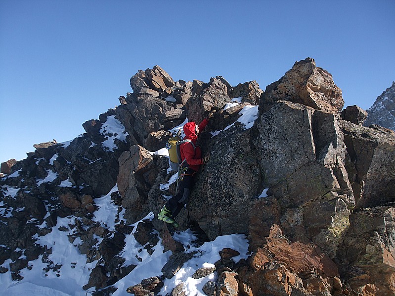 Sommet : Petite escalade facile pour accéder au sommet