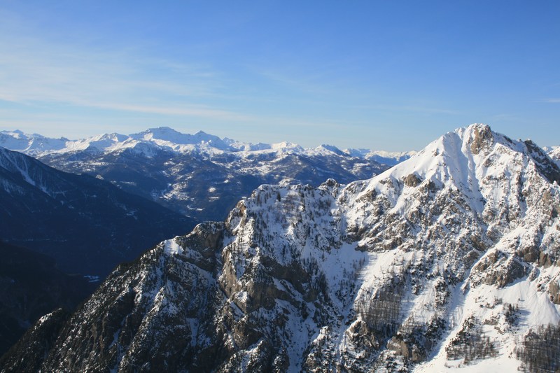 Le Pic trône majestueusement : au fond la forêt Blanche.