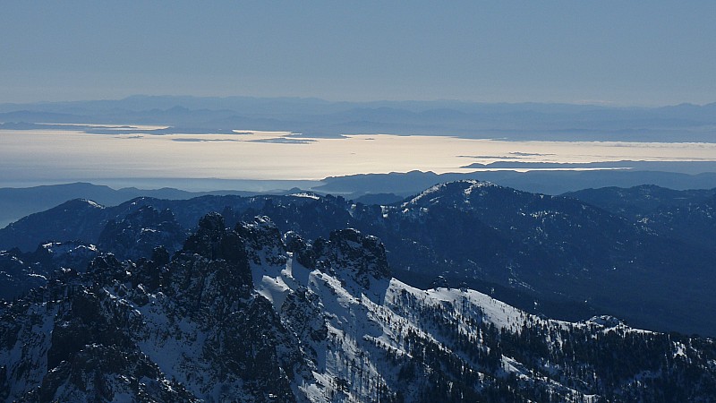 Vue du sommet : Les bouches de Bonifacio, la Sardaigne et ses iles. Y a pire comme vue...