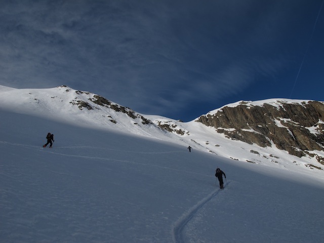 En dessous le lac.