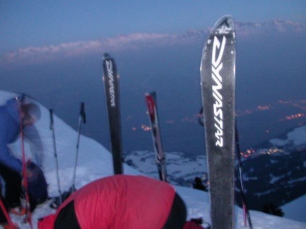 Au sommet : 19 h la nuit tombe! on se dépéche de chausser les skis, le Grésivaudan est bien éclairé en dessous
