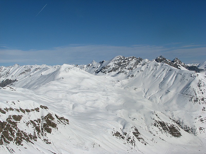 La route menant au col : cime de Voga et Mont Viso au fond.