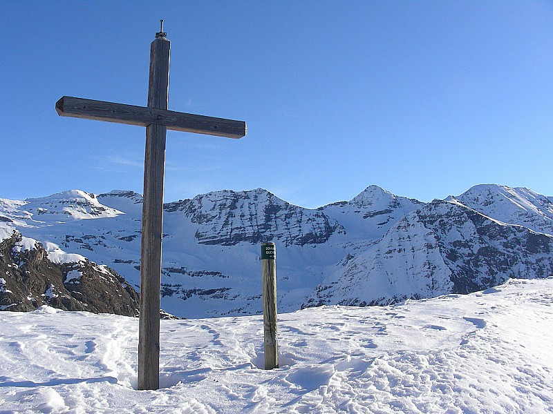 Croix du Queyrelet : Arrivé au sommet sans encombres. La neige en face nord est croutée ce qui permet de monter ski aux pieds dans la trace déjà faite.