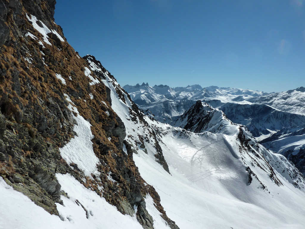 Vue sur le Col des Balmettes : Passage bien glacé sous le col en versant NO.