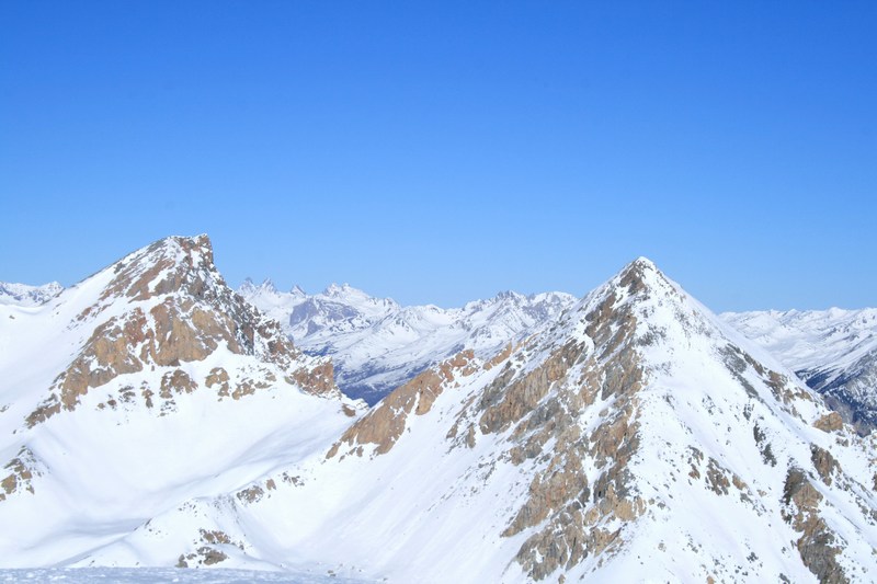 Les Aiguilles d'Arves : pointent le bout de leur nez à gauche du Grand Peygu.