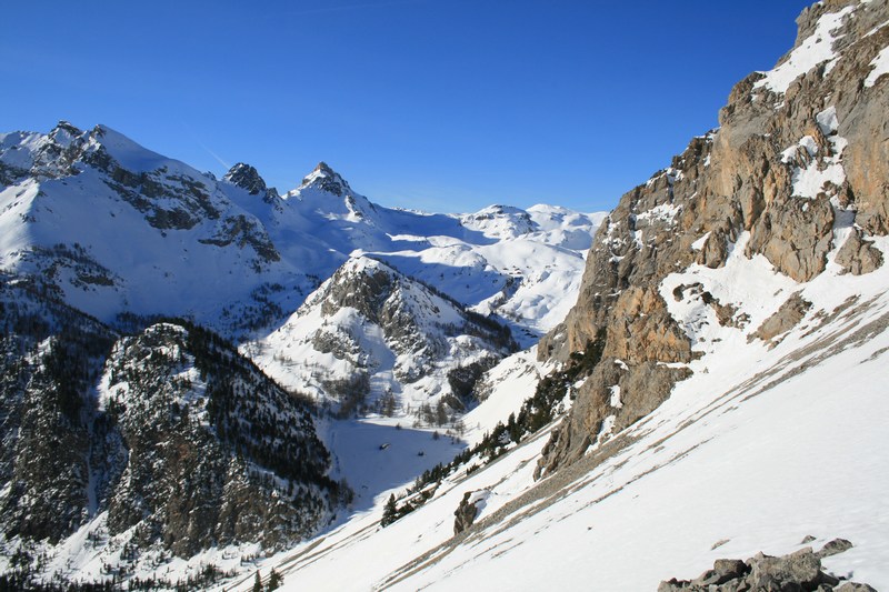 Vers le Col de Néal : il reste de la neige dans les versants froids.