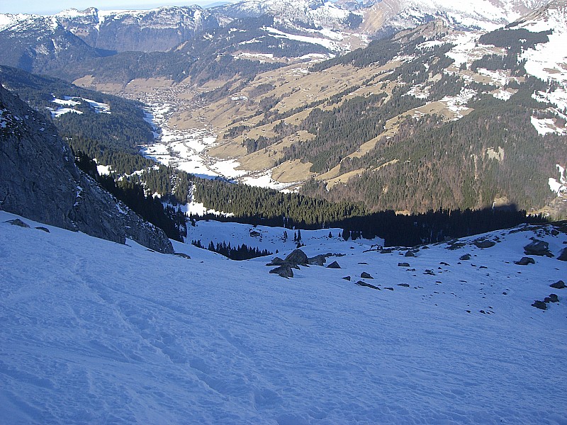vue de la montée : Vue de la montée depuis le chalet de Paccaly (1490m). Tout à l'ombre, neige gelée et très dure.