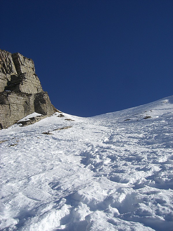 petite combe SW sous le sommet : vue du passage avec sous couche en gobelets