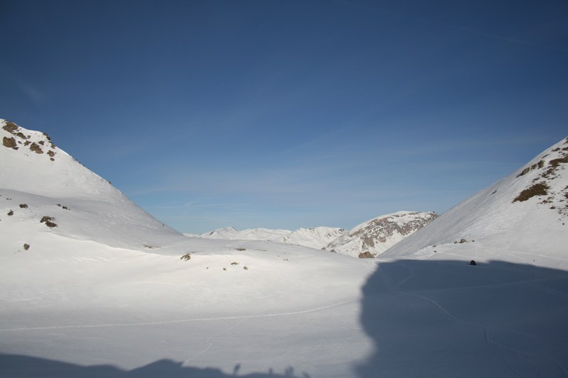 L'ombre de Rocca Blanca : s'étale sur les pentes du col du Vallonnet; au fond à droite La Mortice.