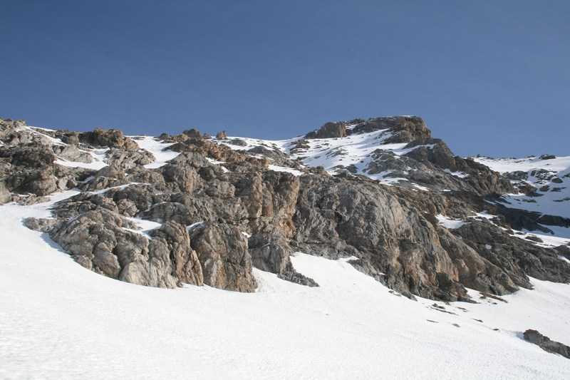 Le sommet de Rocca Blanca : au-dessus du socle; bien repéré le cheminement pour la descente.
