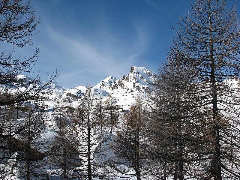 Refuge des Merveilles : et la cime des lacs,paysage reposant.