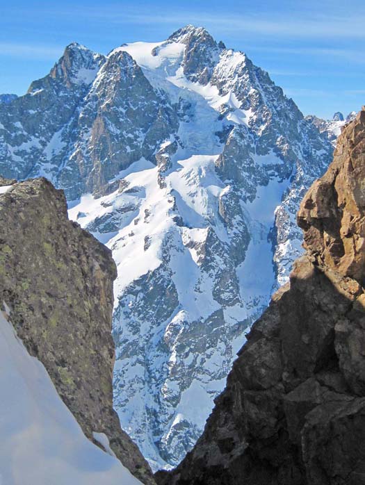 Pic de Clausis : Sa majesté Pelvoux 3943, vu de la brèche 50m au dessus du Col de Clouzis.