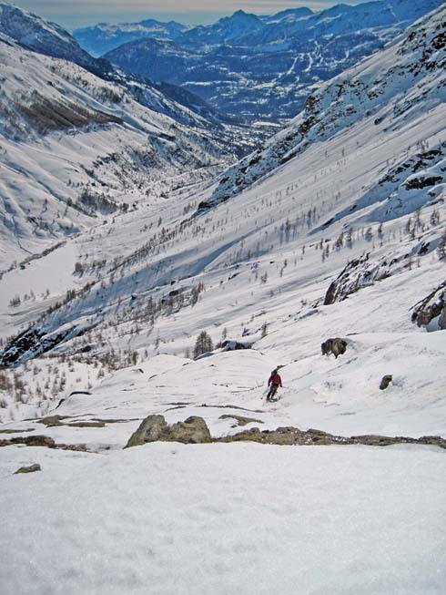 Pic de Clausis : Début du slalom entre neige bien revenue et cailloux planqués