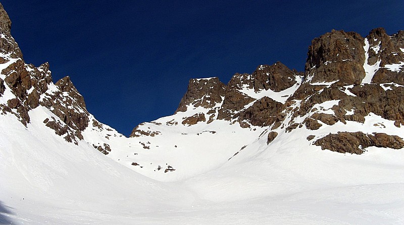 Haut de l'itinéraire : Le couloir, situé à droite du sommet carré (pic de Clauzis) est assez étroit: 10m maxi