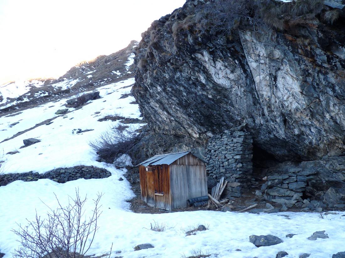 Cabane de Jartier : Bien à l'abri du rocher
