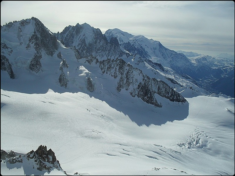 Vue depuis le sommet : De la gauche vers la droite, l'Aiguille du Chardonnet, l'Aiguille Verte, le Mont Blanc.