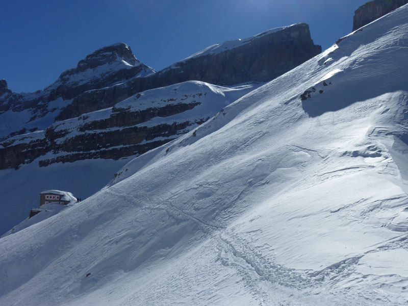 Refuge de Sarradets : Du col des Sarradets, le refuge.