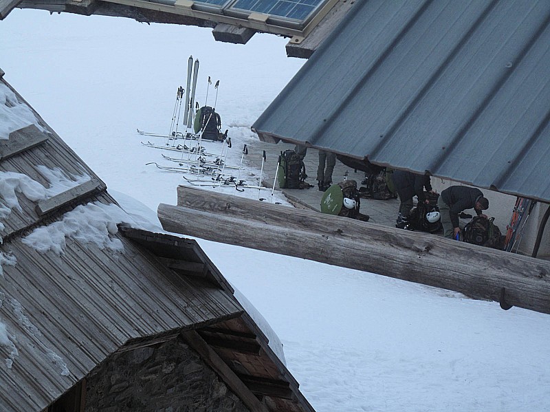 organisation militaire : alignement des skis et départ à l'heure dite le matin!