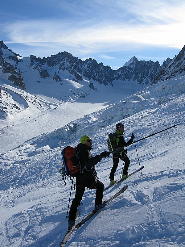 Grand Montets - Argentiere : Loic et Lucas louvoie sur le glacier pour rejoindre Argentiere. Peu de neige mais comme dirait Loic, "ca passe"