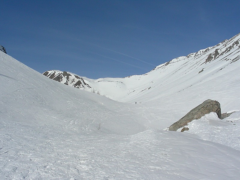 passage du collet : Vue sur Pradieu au loin. Une grande traversée à flanc s'annonce