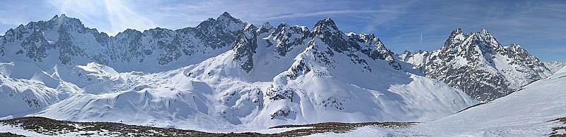 Les Ecrins : Sommets majestueux - vue des Agneaux au Pic Gaspard. On dirait même que le sommet de la Meije dépasse à droite du Gaspard.