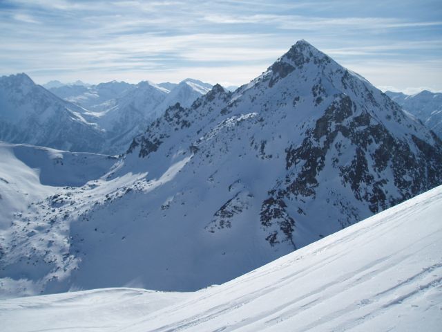 Pelvas : Photo prise depuis la Mayt d'Amount. La veille d'autres skieurs ont choisi un autre accès au sommet par le couloir NE