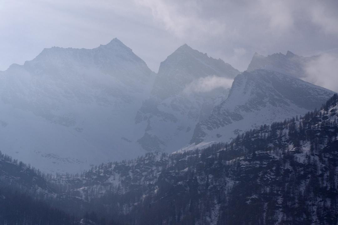 Levanna : A Ceresole, on est impressionné par la disymétrie des Alpes. Les Levanna, comme coupées au couteau, et le Col Perdu... le tout dans les vapeurs de la nebbia endimanchée.