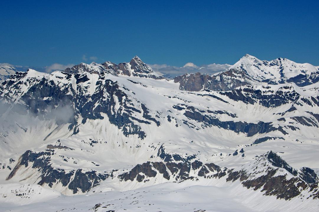 la Basei est pour bientôt : A la revoyure Punta Baseï... dans la clarté du bleu... et la prudence du bulletin météo consulté au préalable... pour anticiper la rampante nebbia. (Photo mai 2009, en raid direction Punta Fourra et Rif.V.Emmanuele).