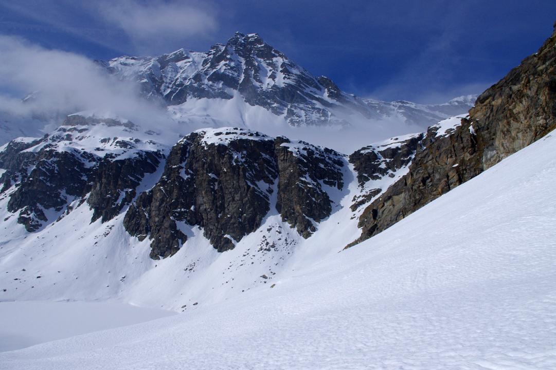Baseï de profil : La Punta Basei découvre son profil. Ainsi que le couloir direct de descente au Lago Agnel.
