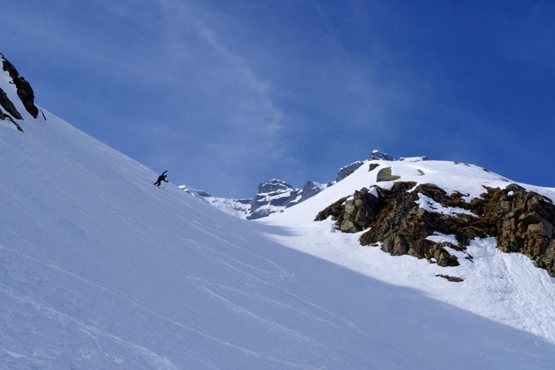 Sous le barrage Agnel : Salto en grands virages sur une pente 40°, poudreuse sur fond dur. Un versant qui n'avait pas été parcouru à ouvrir. Jolie 1ère pour une reprise. Le roc supérieur de la Punta Baseï est dans la ligne de mire.