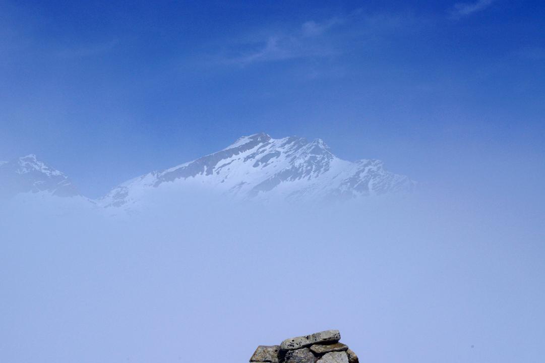 Tout-Blanc émerge : La nebbia commence à se dissoudre... et les voisins se montrent. La montagne c'est pas tout à fait "tu veux, tu prends..."