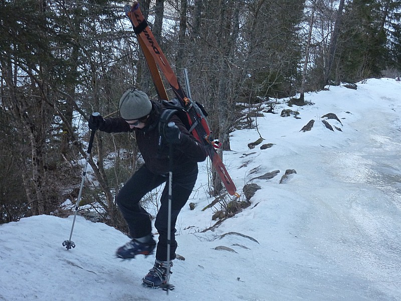 Voie Romaine ND : du coup, on met les crampons et les skis sur le sac