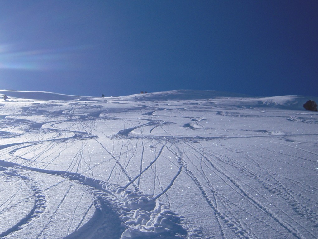 milieu de la descente : Bonne skiabilité!