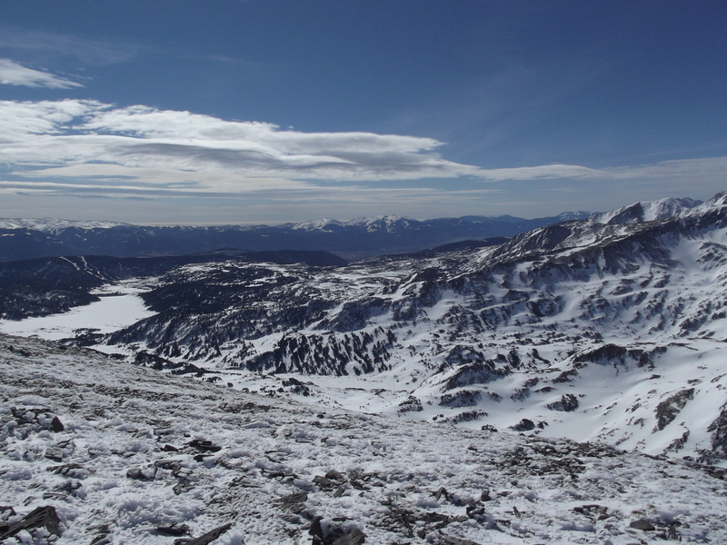 Vers le sud toujours : Vallée de la Grave, lac des bouillouses, La Molina (E) station de ski au fond à doite, Le Puigmal (F) au fond à gauche. Les pistes N de Ft Romeu derrière la bouillouse