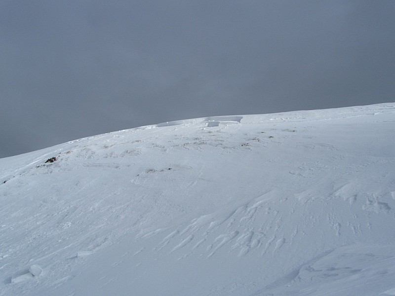Tour de la Miaz : Une bonne épaisseur, neige dur sur le dessus de la couche mais montée sur roulement dans les couches inférieures. Gaffe sous les sommets.