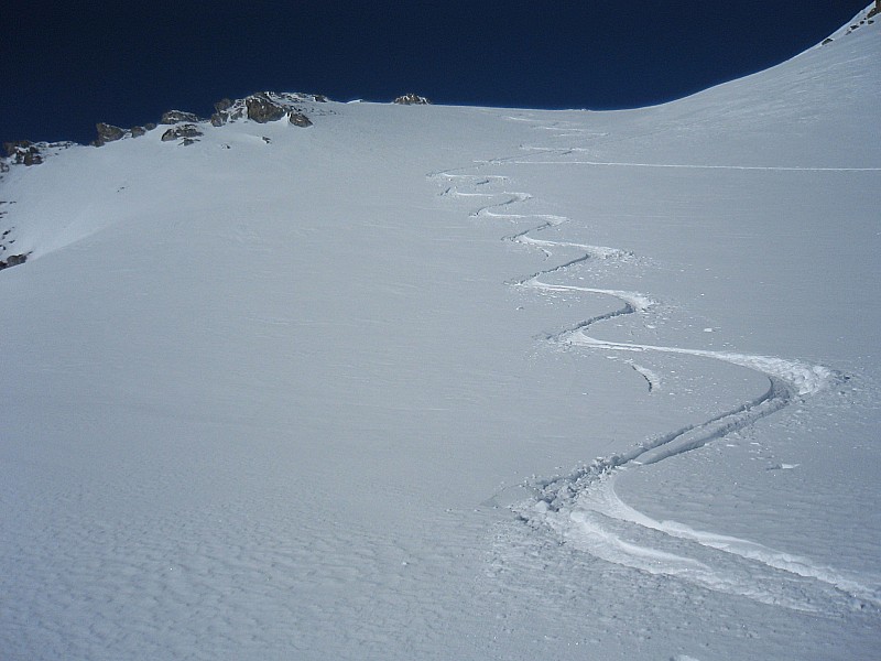 les seules arabesques : du jour, ds la combe sommitale.