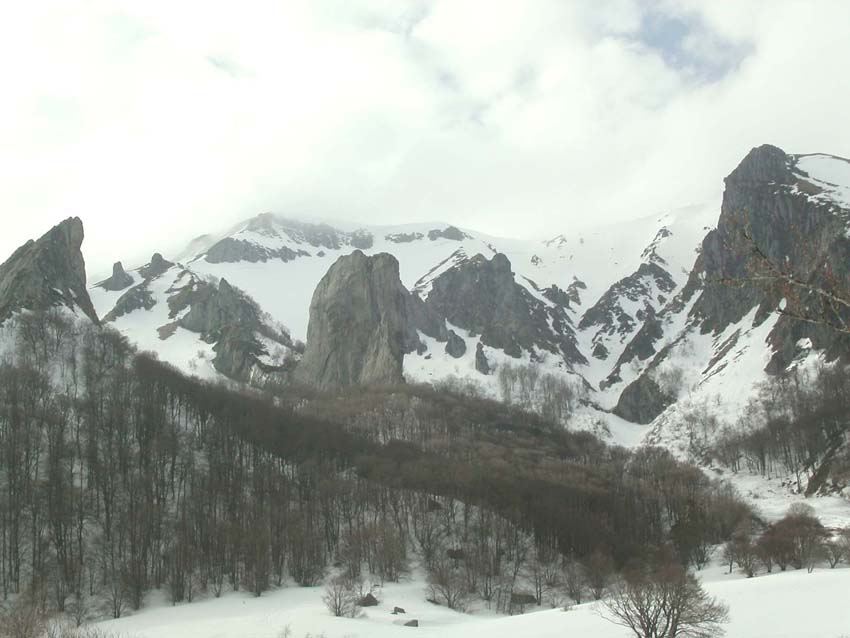 La Rancune : Puys de Cacadogne et Crebasses en haut, Rancune au milieu et  coulée en bas à droite