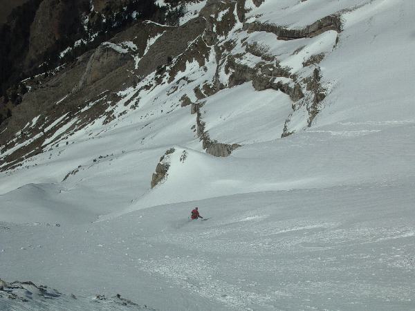 La pente NO en poudre : La neige n'est pas mauvaise, un beau soleil et le vent qui a cessé, le paradis peut-être.