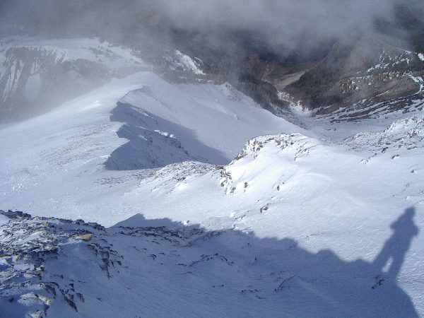 L'arête Ouest à la Cavale : Toujours dans la variante de montée, surprise quand la brouillard se lève, au fond à droite le torrent de la Pisse, qui constitue le bas de la descente