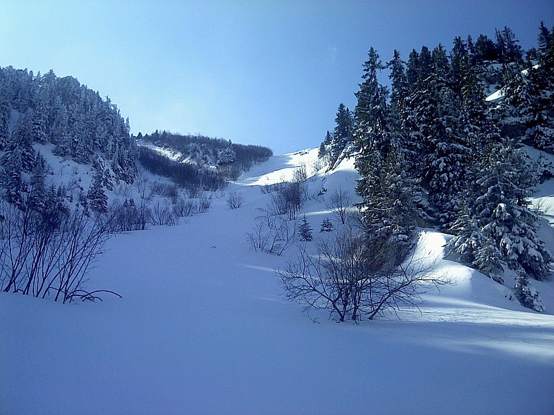 Milieu du couloir : Vue du milieu du couloir et sa variante de sortie sur la droite : on tracera au plus près des arcosses