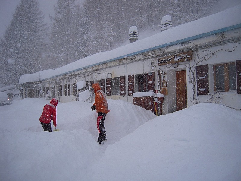 neige à Campo Base : denneigement mardi 1 mars au matin devant le refuge