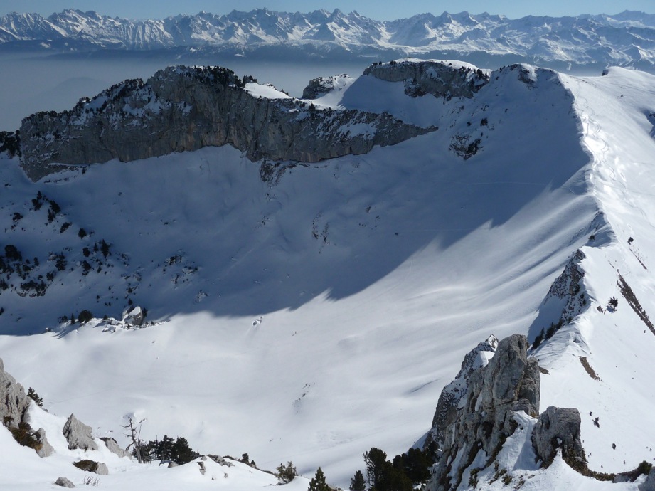 Col et Dôme : Beaucoup de neige sur les pentes Nord, Est et Sud ouest , il n'y en a plus pour longtemps