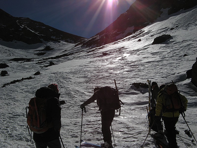 Enfin le vallon avant le col : Enfin on peut chausser vers skis vers 3600m!