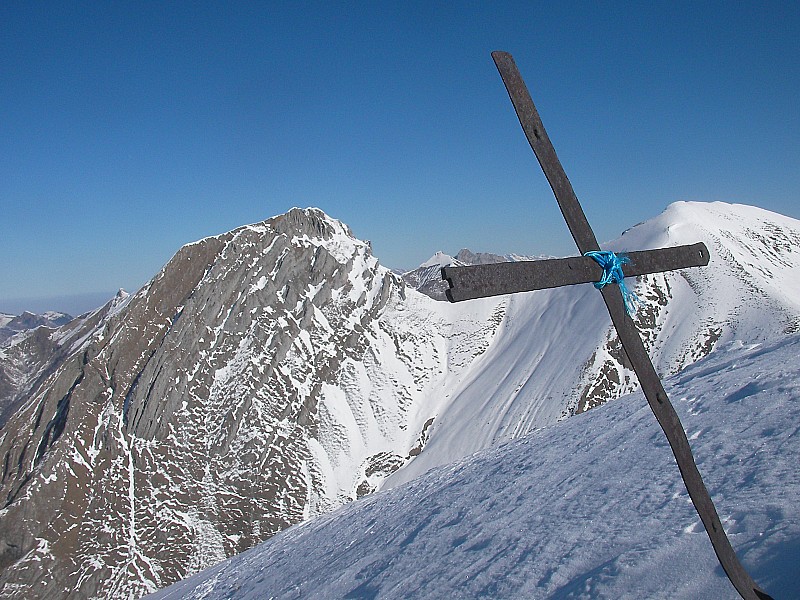 La Croix au sommet : La Croix veille sur le Pécloz