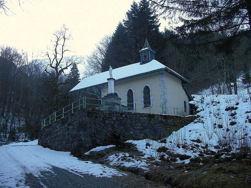 La chapelle de Bellevaux : Une petite prière pour de la bonne neige plus haut?