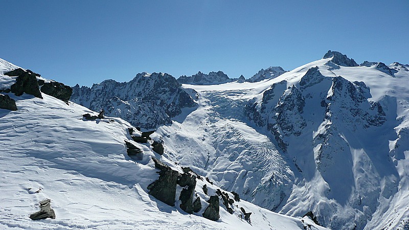 Arrivée au sommet : Vue magnifique sur le plateau du Trient, avec les Aiguilles Dorées, l'Aiguille du Chardonnet, l'Aiguille du Tour et le glacier du Trient
